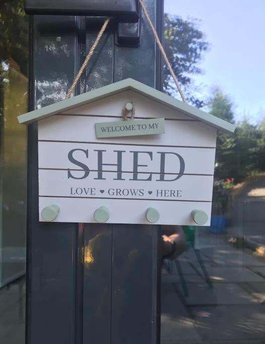 The Shed . A Cosy, Peaceful, 96% Recycled, Chalet. Swansea Ngoại thất bức ảnh